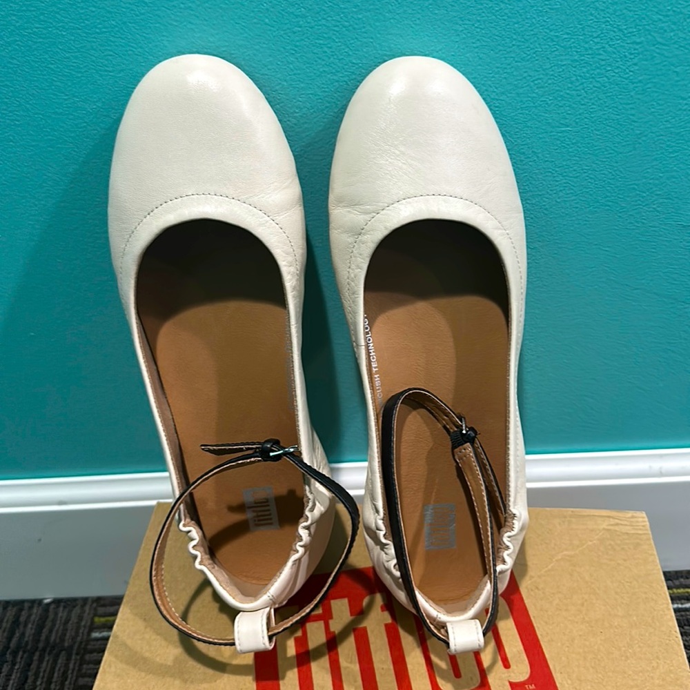 Fitflop flats with strap